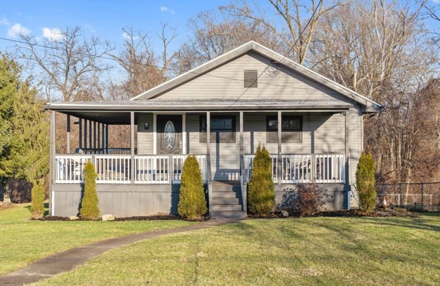 U.S open Oakmont home! 4 minutes away! Walking distance!