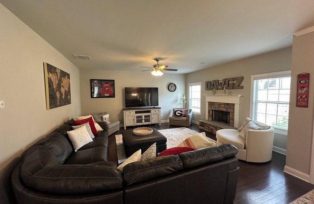 UGAvsBAMA, Perfect Gameday DAWG HOUSE! Sleeps 10+ Comfortably