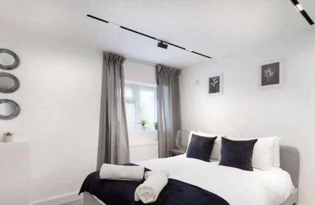 UK.LO.SBF - Modern 2 bed 2 bath flat with patio in Maida Vale