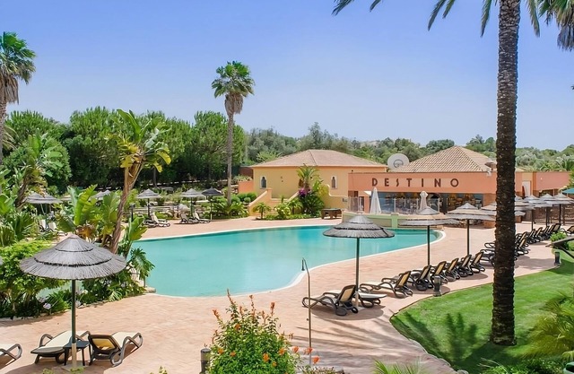 Ultimate Beach Getaway! Relaxing 3BR Townhouse with Kitchen, Patio, Garden View!