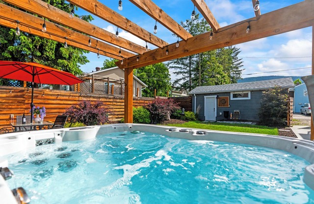 Ultimate Heritage Retreat: Hot Tub, Cold Plunge, Private Yard, Vernon