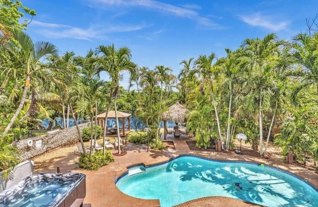 ULTIMATE MAGICAL RESORT.12 BEEDROOMS 7 BATHROOMS. WATER FRONT FAMILY RESORT.
