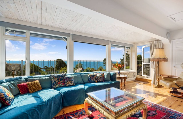 Umbrella Pines - Sea Views & Private Path to beach