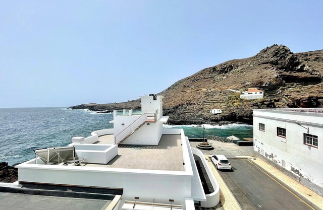 Un dormitorio en primera linea del mar, El Hierro