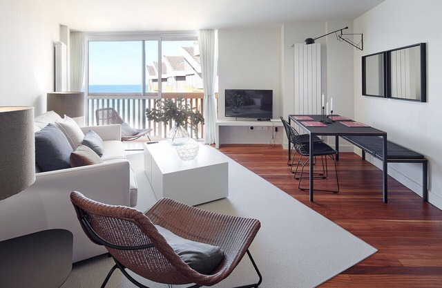 UNBEATABLE SEAFRONT BRAND NEW APARTMENT