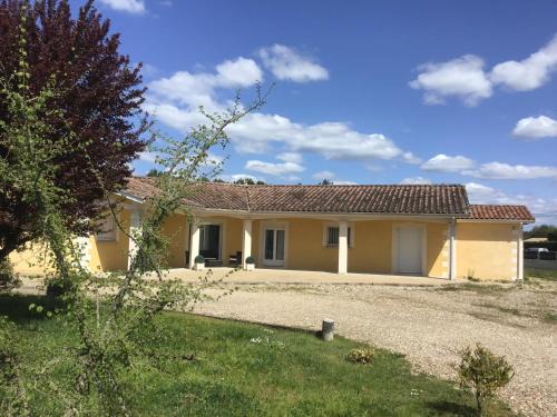 Une chambre pour deux avec vue sur la piscine