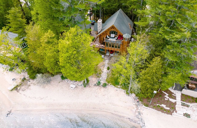 Unforgettable Log Cabin Experience: Family-owned, Lakefront, Private Beach