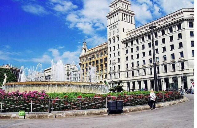 Unforgettable Views of the Sagrada Familia – 4-Bedroom Family Apartment