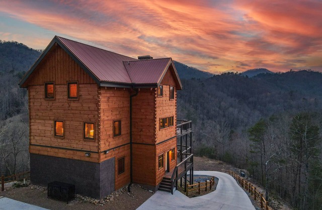 🌄Unforgettable Views! Huge Luxury Lodge with Firepit!