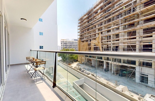 Uni Estate - Elegant One Bedroom