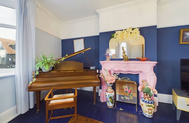 Unique 2 bed Leigh-on-Sea- with real piano