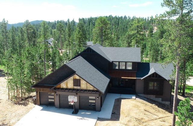 Unique 3800+ Sq. Ft. Lodge w/Game Room, Open Plan, Hot Tub, and Clubhouse!