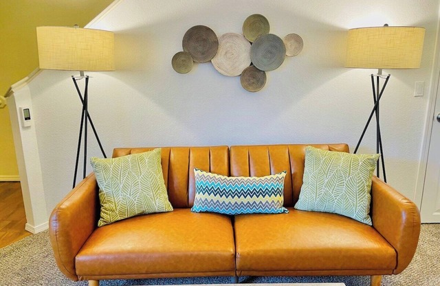 Unique 8 beds 5TVs Pet Friendly House Sleeps 15