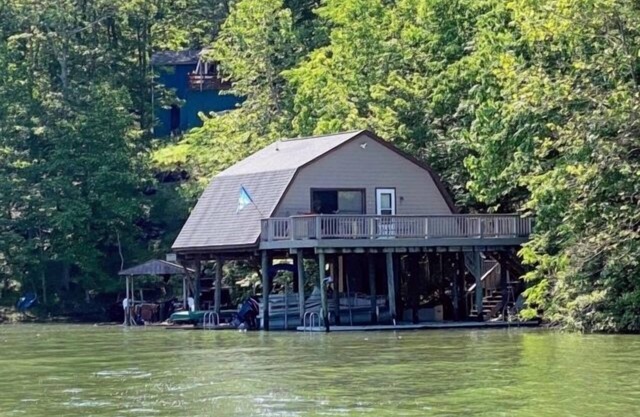 Unique cabin that sits right on the water. Huge deck. Amazing views. Gas grill.