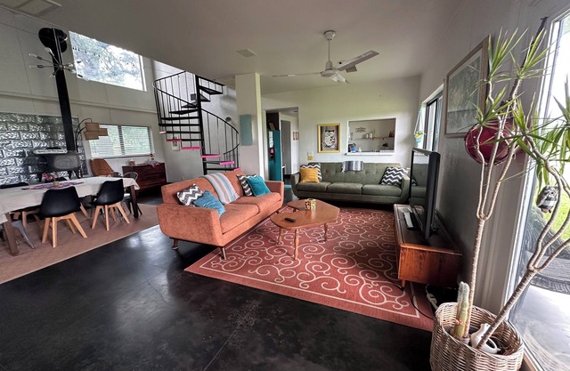 Unique,Eclectic, Scenic Farm, Relax in the jacuzzi tub,Nature Inspired