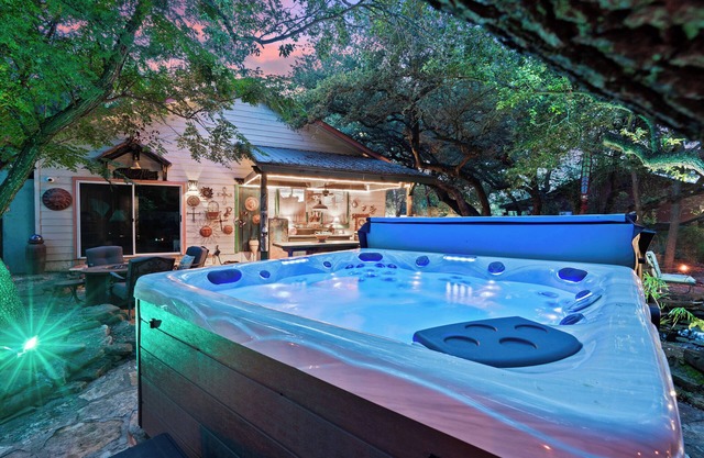 Unique gated Villa with hot tub, mins from Lake Travis! Discounted boat rentals!