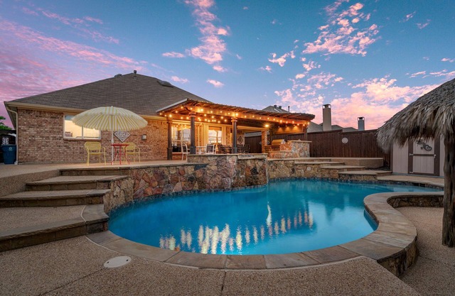 Unique heated pool & spa outdoor kitchen, game room near DFW sleeps 10-12