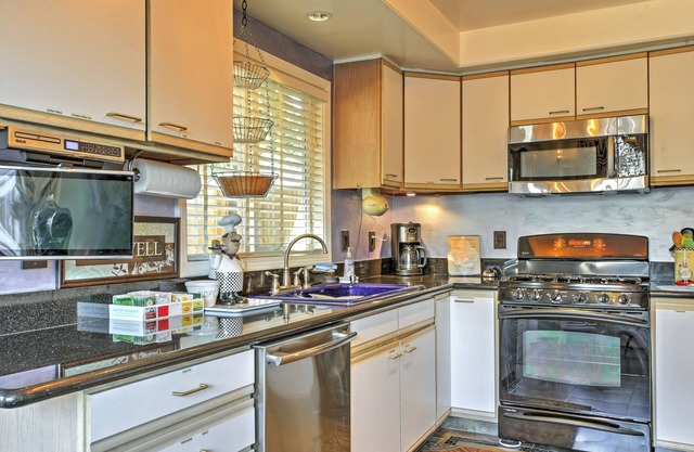 Unique Long Beach House w/Garden, Grill & Balcony!