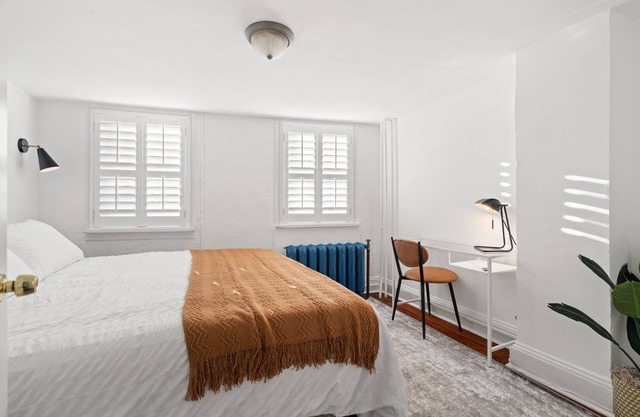 Unique Modern King Bed Townhome w/Driveway Parking