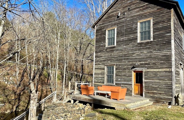 Unique Restored Historic Mill-Creekside,WIFI,Smart TV's,fire pit,fishing