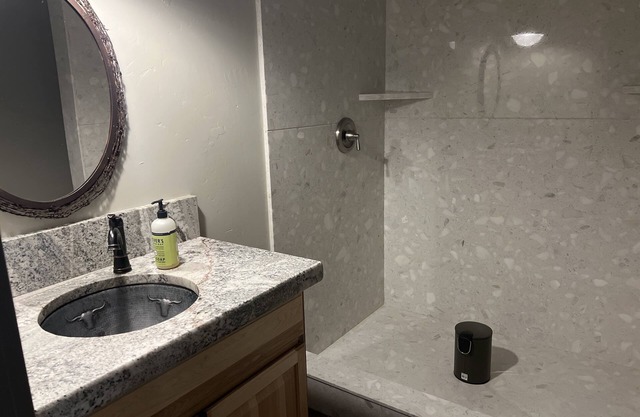 Unique style house 10 min from famous Pyramid Lake