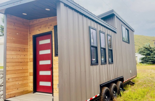 Unique | tiny home on the lake