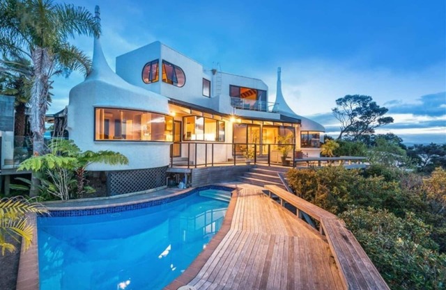 Unique Waterfront Retreat