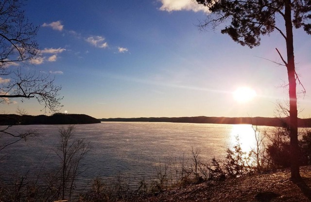 Unit B - 2 queen beds, 1 full bath, queen sleeper sofa, close to lake