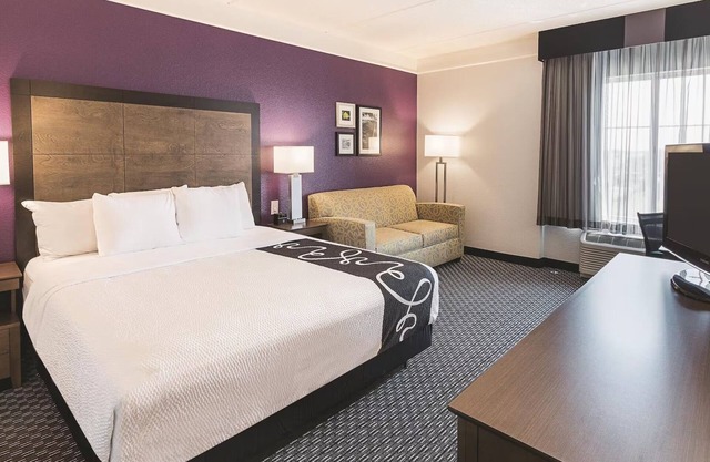 Unleash Your Inner Explorer: Stay Close to Arlington's Best & Brightest!