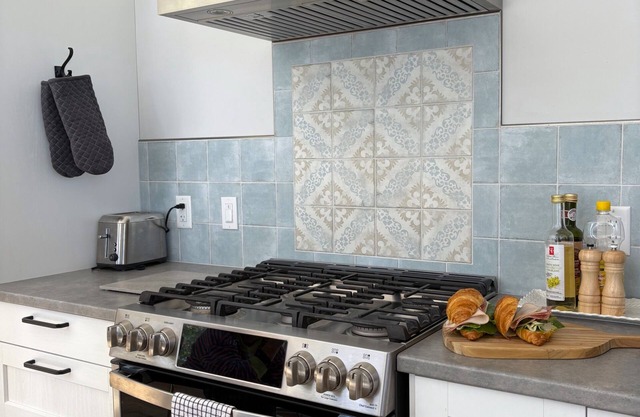 Unwind at BasinView Retreat: Luxe Waterfront Cottage with hot tub & beach access