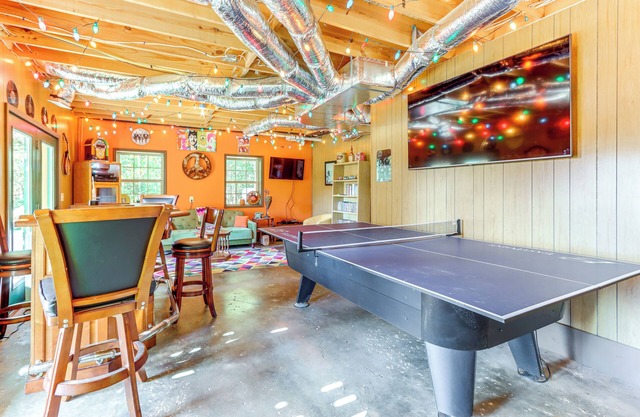 Unwind Fireside + Game Room Fun! Warne Mtn Escape
