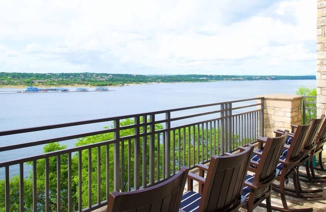 Unwind in Style and Comfort! Free Parking, Outdoor Pool!