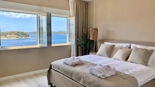 Up&Above ,New Luxury Apt, Steps from Beach and Old Town