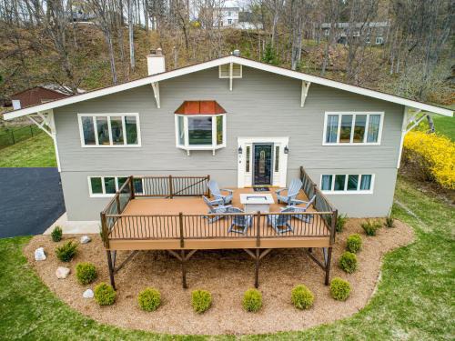 Up North Escape - Modern Home with Private Beach