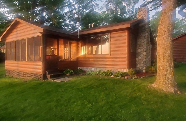 Up north style cabin on the shores of beautiful Mille Lacs Lake. Pet-friendly