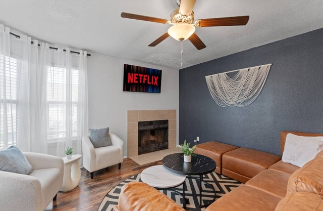Up to 16 People - Mins 2 Downtown - Luxury Home