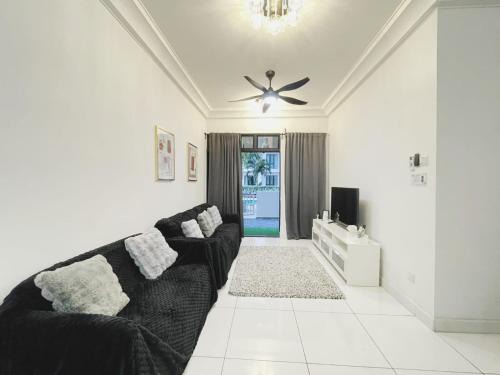 Up to 6 Pax, Next to Paradigm mall JB with Big Patio & Pool Access