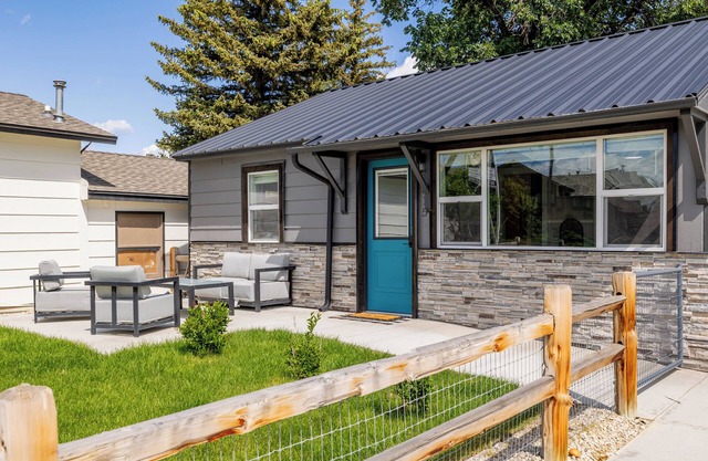 Updated 2-bedroom home in Cody, WY! Sleeps up to 6, with A/C