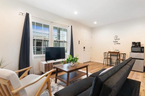 Updated 2nd-Floor Studio Near Beverly Hills & Pico Blvd Dining