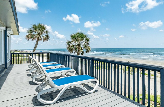 Updated Beachfront Home - Open Plan, 4 King+Bunks, Across from Walkover