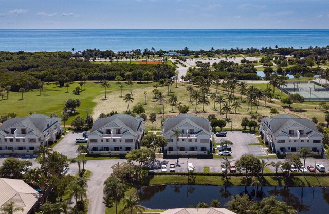 Updated Bella Vista Condo On Carlin Park -Walking Distance to Beach