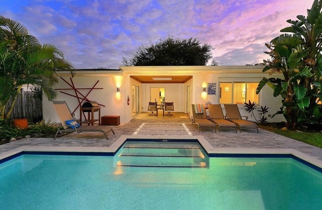 "Updated & Charming Pool Home 1 Mile from Siesta Key "