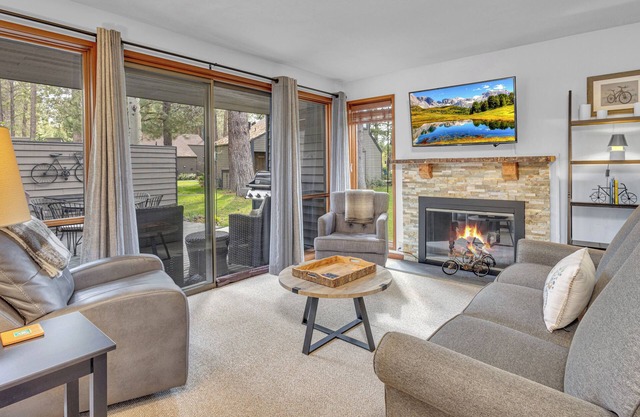 Updated condo, great location near sharc and village, family home in Sunriver