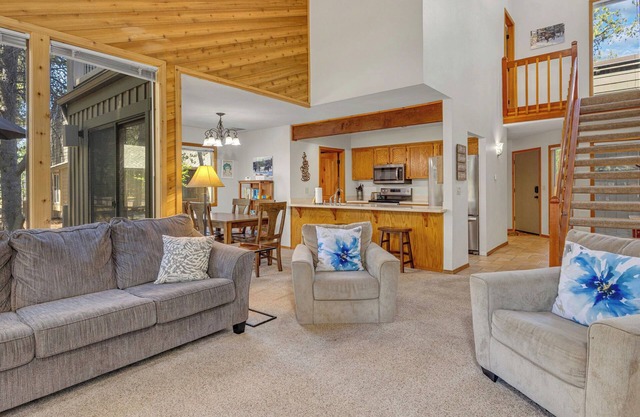 Updated condo, sleeps 6, close to everything, no pets, end unit, comfort!