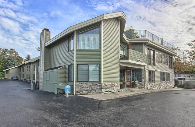 Updated | Dog-friendly | Cozy Downtown Charlevoix | Indoor/Outdoor Pool