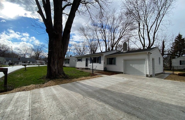 Updated home close to Lake Erie attractions & BOAT PARKING & SCREENED IN PORCH.
