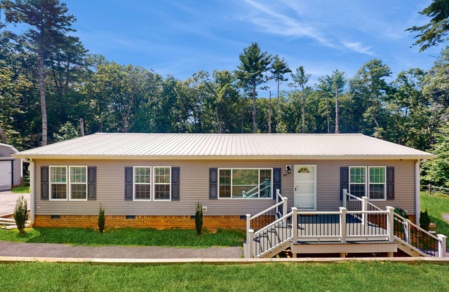 Updated kitchen, outdoor seating, drive to all the area waterfalls
