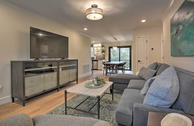Updated & Modern House < 1 Mi to Dtwn Bentonville!