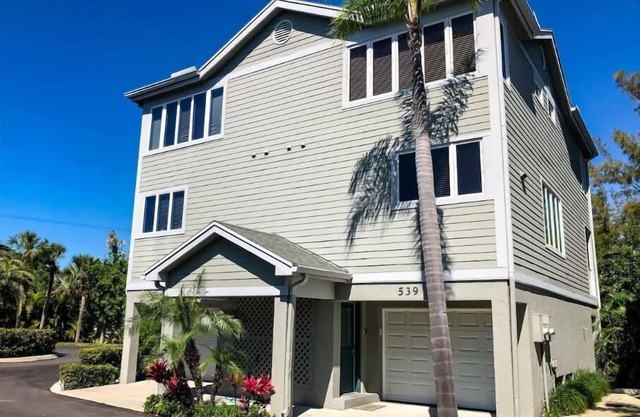 Updated Townhome, Secluded Beach + Pool