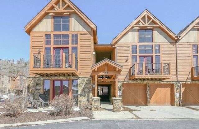 Updated Unit, Gorgeous Mountain View!